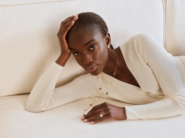 ルイ・ヴィトン、130年の歴史を宿す青の調べ、新作「カラー ブロッサム」が誘う知的な装い