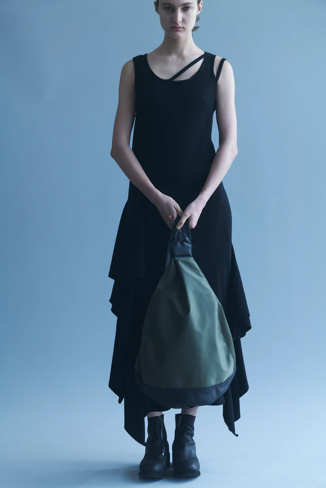 discord Yohji Yamamotoの新作、イタリア製ナイロンが奏でる軽やかなモードの旋律