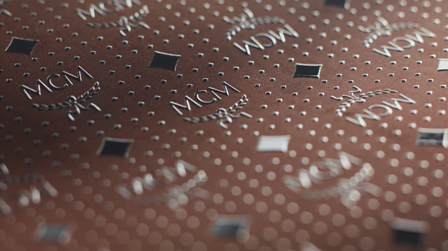 MCMと印傳屋のカプセルコレクション登場、鹿革と漆が織りなす奥行きある表現