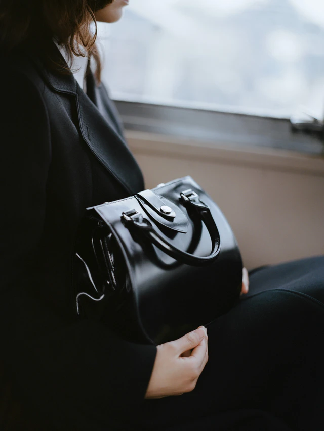 一日に一型しか生まれない贅沢、PORTER BUS GIRLが語る手仕事の尊さと深く艶やかな黒の誘惑