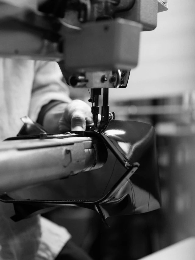 手仕事の尊さを手元に、一日に一つしか生まれないPORTER BUS GIRLという名の伴走者