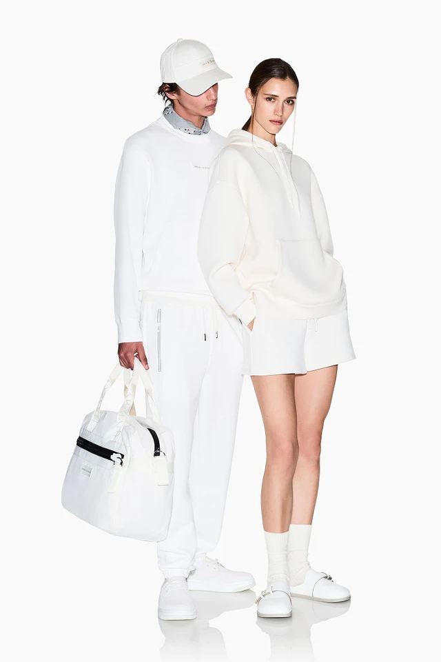 A|X アルマーニ エクスチェンジの新作、光を纏うホワイト エディションで叶える都会の夏