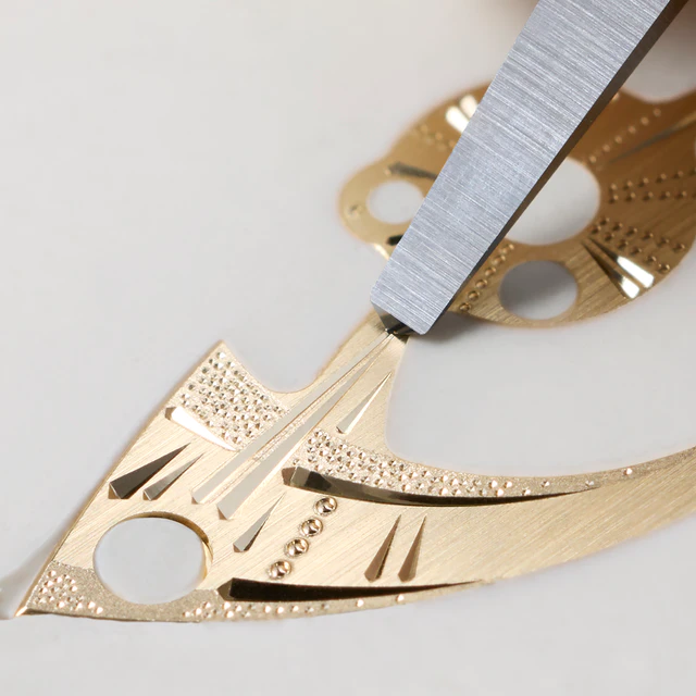 セイコーウオッチ クレドール ゴールドフェザー 複雑な形状のトゥールビヨンキャリッジの「受」にも精緻な彫金を施しています