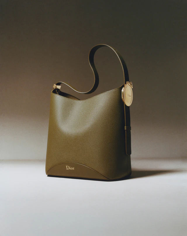 ディオールの新アイコン、リボンの再解釈が光る「ディオール メダリオン」バッグの誘惑
