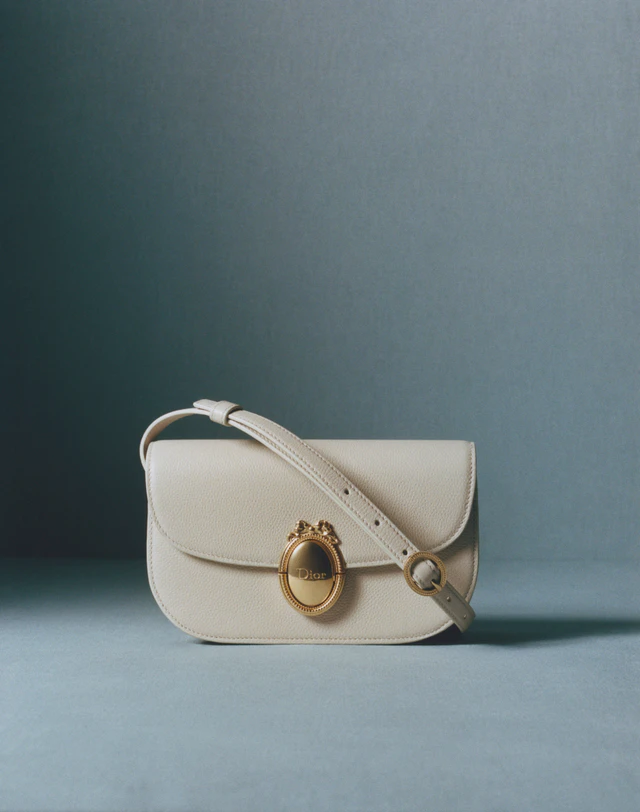 伝統とモダンが交差するディオールの新作、2026年フォールを彩るメダリオンモチーフ