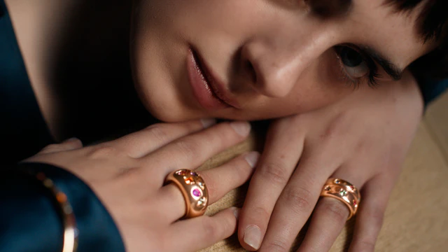 ミラノの光を纏うポメラートの「イコニカ」新作、色彩とゴールドが奏でる至高のハーモニー