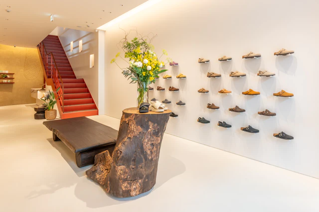 伝統とアートが融合するビルケンシュトック心斎橋、1774からボディケアまで揃う至高の体験