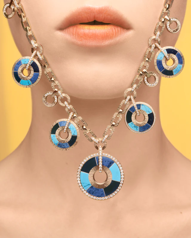 ピアジェの新作「ポセション バイブラント パレス」は、ターコイズやソーダライトを用いた色彩表現と回転の美学を融合