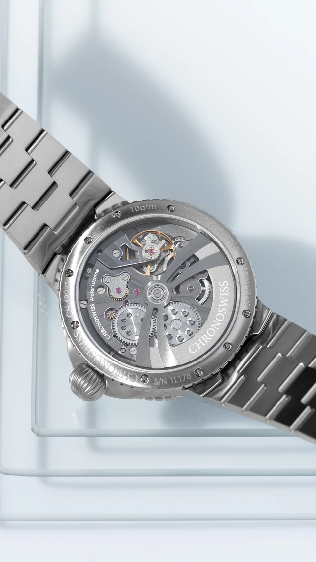 クロノスイスのアイコンが現代に蘇る、チタン製ブレスレットを纏ったパルス GMTの誘惑