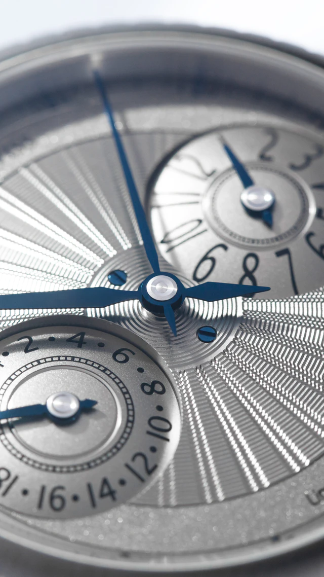 100年前の旋盤が刻む至高の輝き、クロノスイスのパルス GMT シルバー ギョーシェが登場