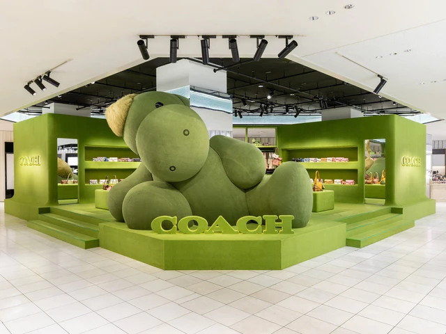 コーチの愛すべき恐竜レキシーが10周年、伊勢丹新宿店で祝祭のポップアップを開催