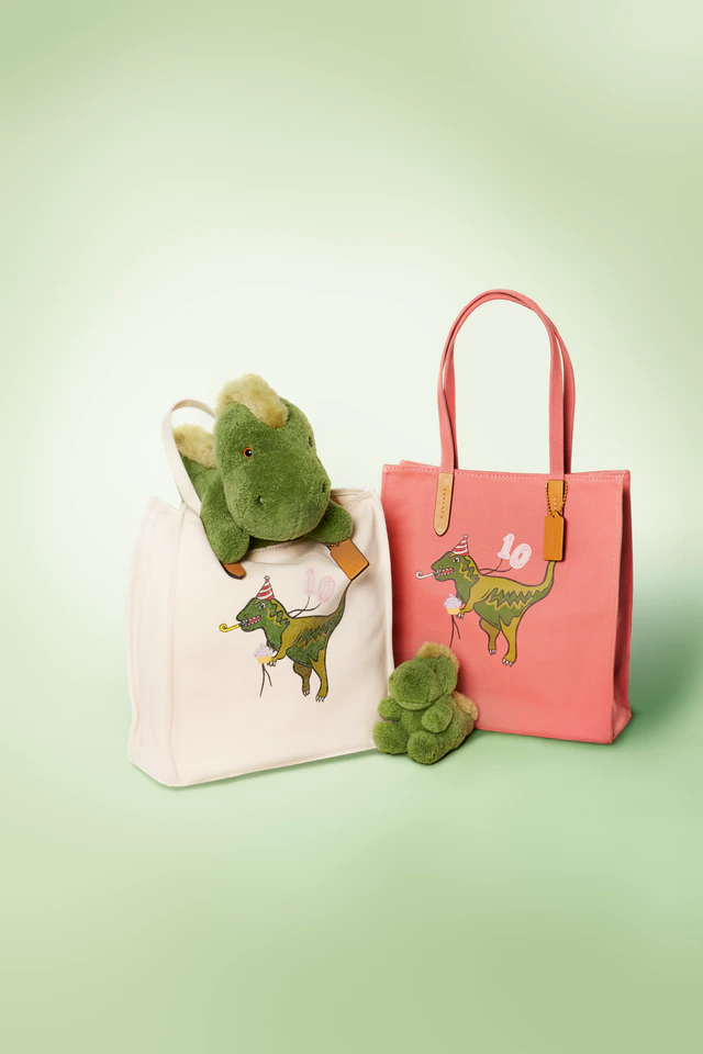 コーチの遊び心が詰まった空間、レキシー10周年記念のカプセルコレクションが発売