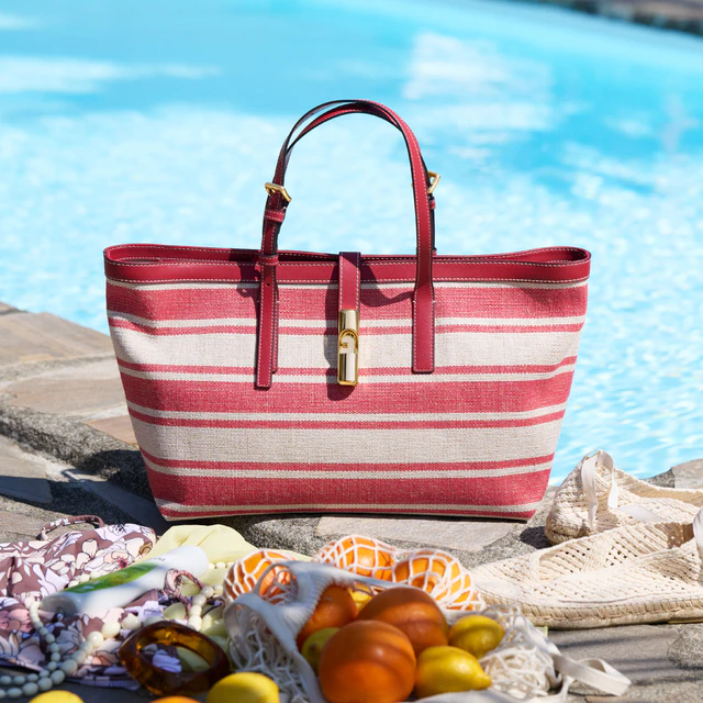 都会的な感性とクラフツマンシップの融合、フルラが提案する洗練のストライプキャンバス