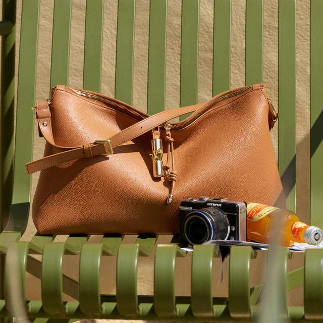 フルラ デビ― Mショルダーバッグ/ サイズ：W38.5 x H24 x D11cm / カラー:ブランディ