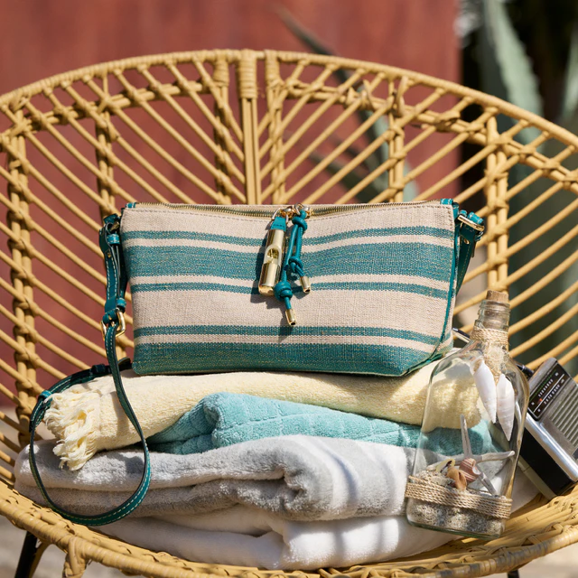 フルラ デビ― ミニショルダーバッグ  / サイズ：W25,5 x H15 x D14cm / カラー：アマトレブルー