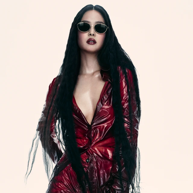 レイバンの新たな顔にBLACKPINKのジェニーが就任、伝統とテクノロジーが交差する新世界