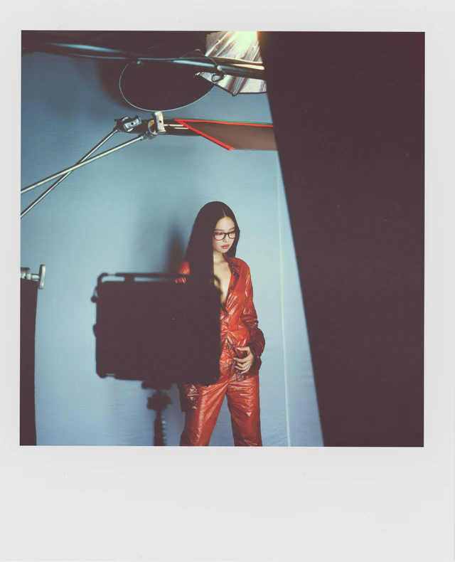 レイバンのアジアンフィット新作が登場、ジェニーのように自分らしさを静かに表現する喜び