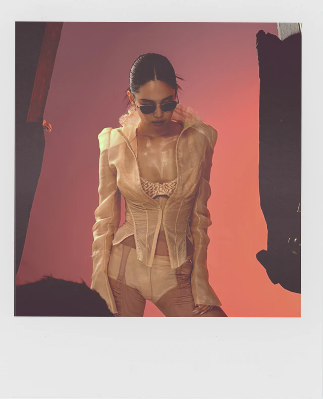 圧倒的なオーラを纏うジェニーとレイバンの共演、自分を肯定する強さをアイウェアに込めて