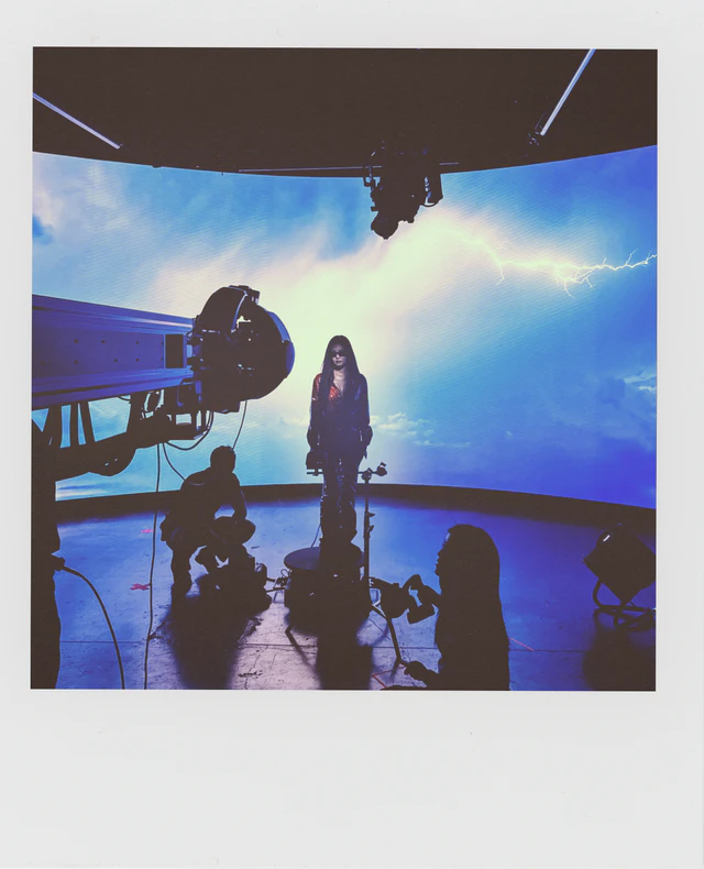 Y2Kの熱狂を再び、レイバンのアリックスが提示するジェニー流のアーバンエッジな佇まい