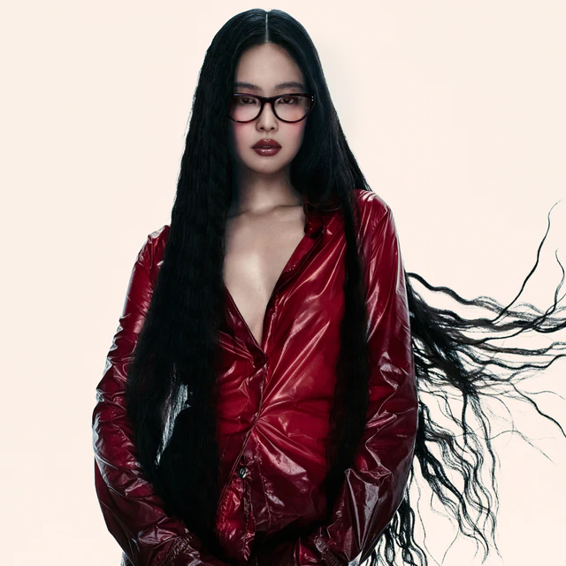 90年代レトロをジェニーが再定義、レイバンの新作ダディーオーで叶える旬のモードスタイル