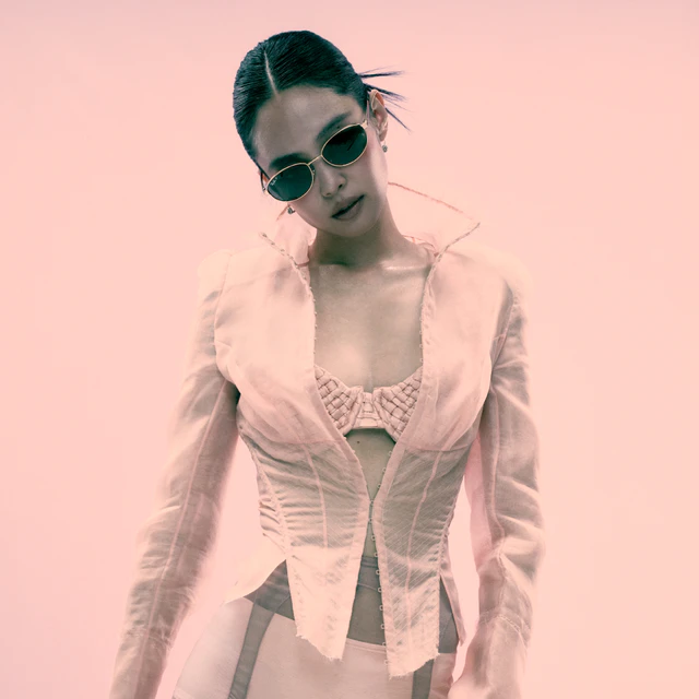 BLACKPINKジェニーとレイバンが魅せる、タイムレスなスタイルと次世代テクノロジーの融合