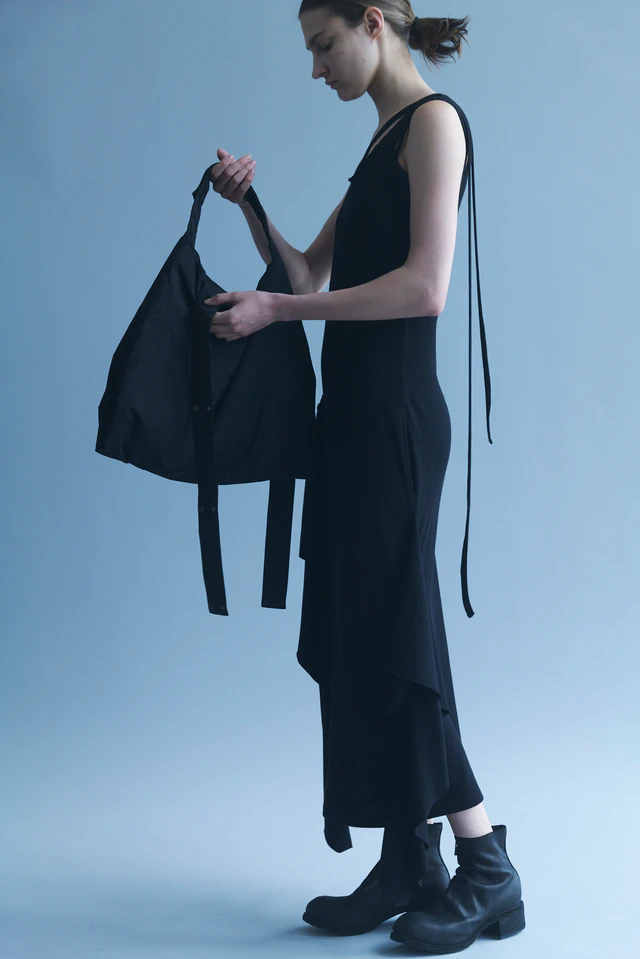 非対称の美学を手元に纏う、ヨウジヤマモト discord新作バッグ3型がつくる新しい日常