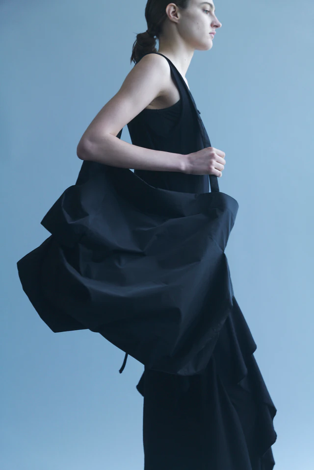 ヨウジヤマモト discordが贈る流動的な美、服のように身体に寄り添う新作