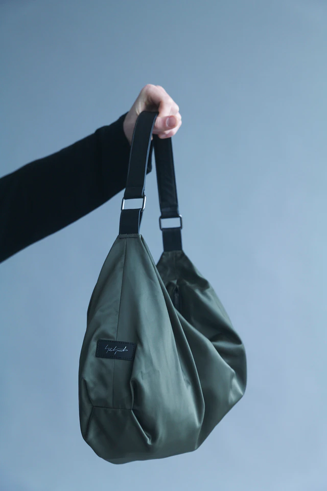 長方形の型紙から生まれる驚きのフォルム、ヨウジヤマモト discordの新作バッグが提示する非対称の美