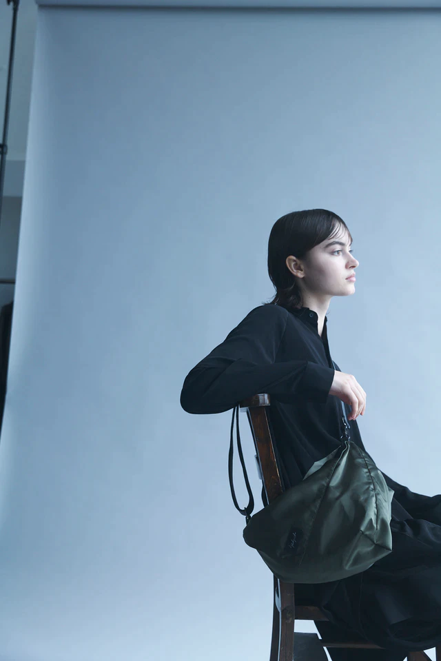 日常の所作に寄り添う変容の美学、ヨウジヤマモト discordの新作バッグ3型が導く新しいスタイル