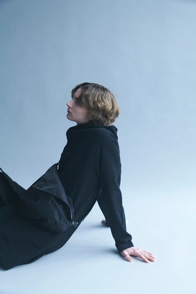 荷物の重みが描く唯一無二の陰影、ヨウジヤマモト discord新作「CRESCENT」の誘惑