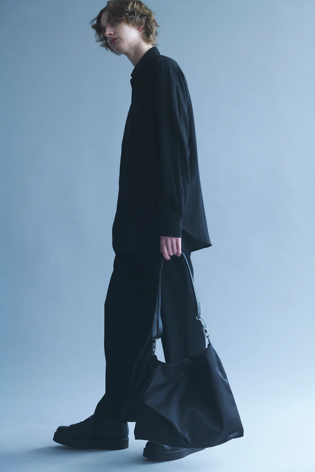 揺らぐフォルムを味方につけて、ヨウジヤマモト discord新作バッグが放つ静かな衝撃