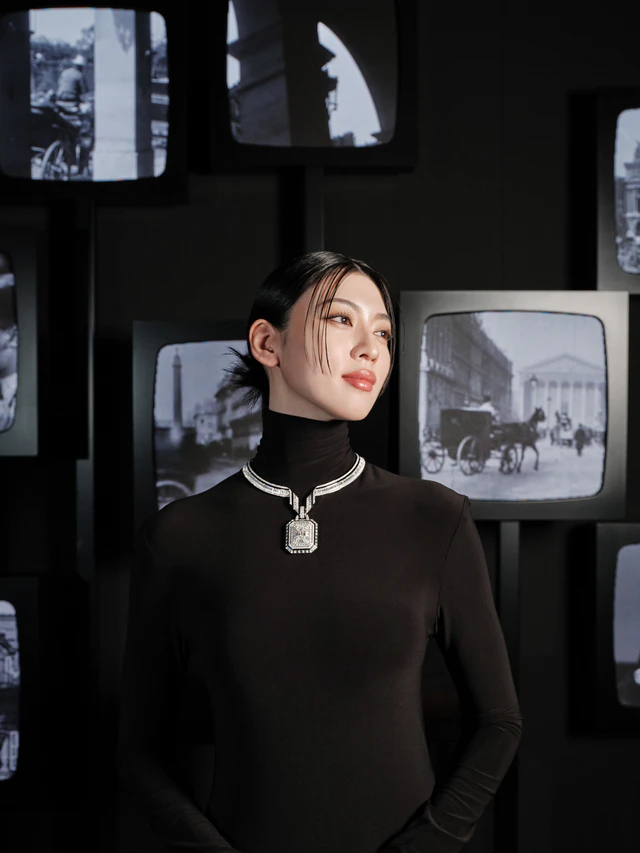 ヴァンドーム広場の記憶を胸元に、三吉彩花がブシュロン新作コレクションの展示に来場