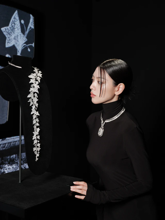 ブシュロン約170年の軌跡をたどる、三吉彩花が魅了されたハイジュエリーの美学