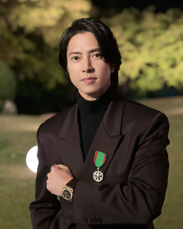 ブルガリのアンバサダー山下智久がフランス農事功労勲章を受章、授賞式を彩る至高のタイムピース