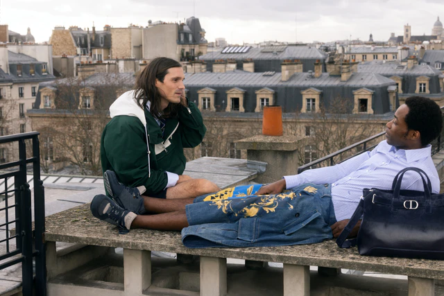 オスマン様式の街並みに溶け込むディオールの新作、中世の紋章とプレッピーの華麗な共演