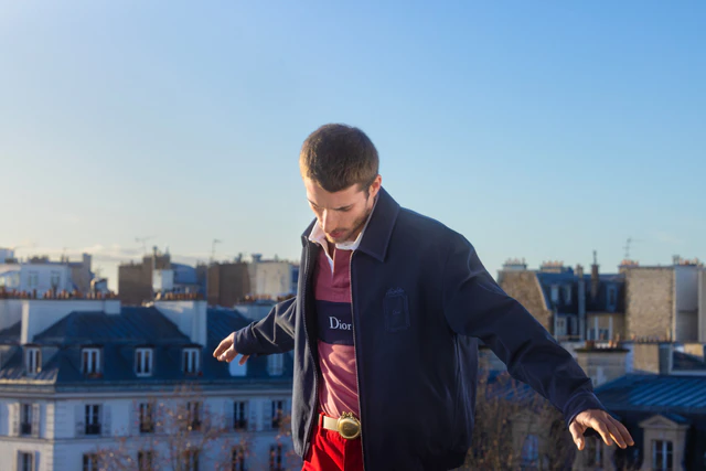 パリの街並みと調和するディオールの最新フォールキャンペーンが公開