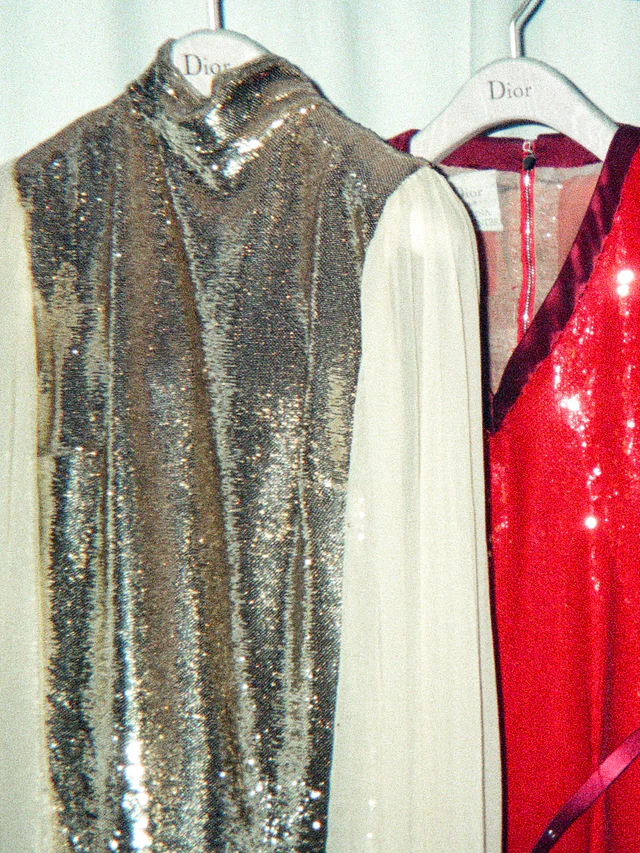 コーチェラ2026の記憶に刻まれるサブリナ、カーペンター、ディオールの華麗なる衣装を詳報