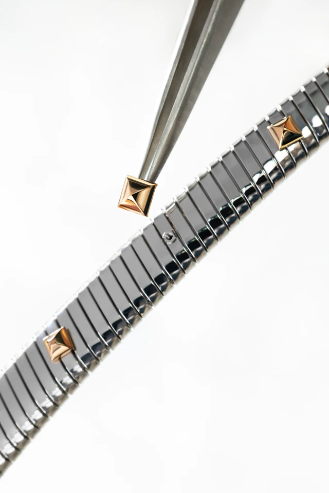 日常を芸術に変える輝き、ブルガリ、ビー、ゼロワンとトゥボガスの新作が放つモダンな輝き