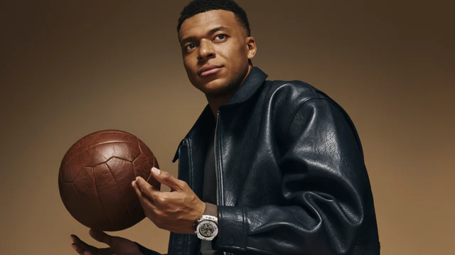 キングゴールドと白の調和、ウブロ、新作クロノグラフが物語るキリアン・エムバペの成功哲学