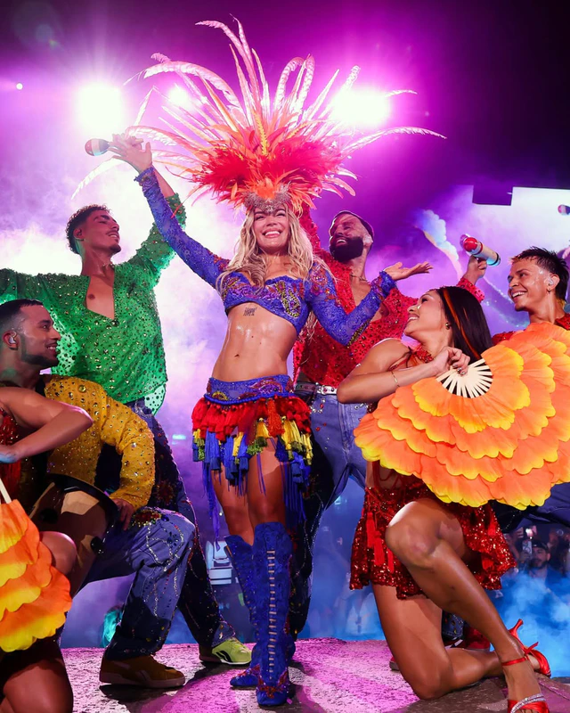 コーチェラ2026の歴史を塗り替えたカロルG、エトロが贈る至高のカスタムルックを纏う