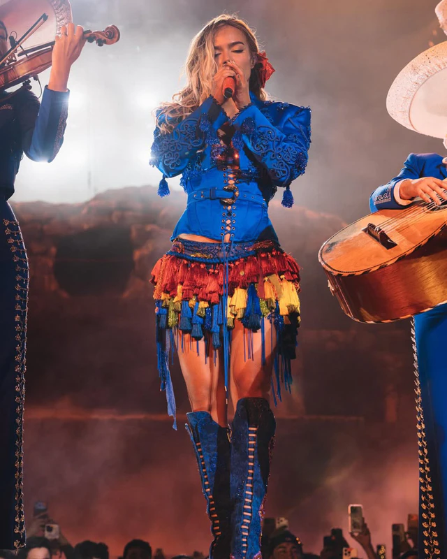 ラテンの歌姫カロルG、エトロの色彩豊かなステージ衣装でコーチェラのメインステージに降臨