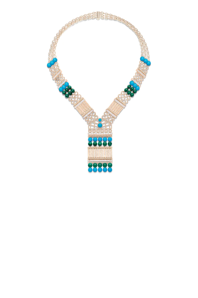 ネックラインは時計なしで身に着けることができます