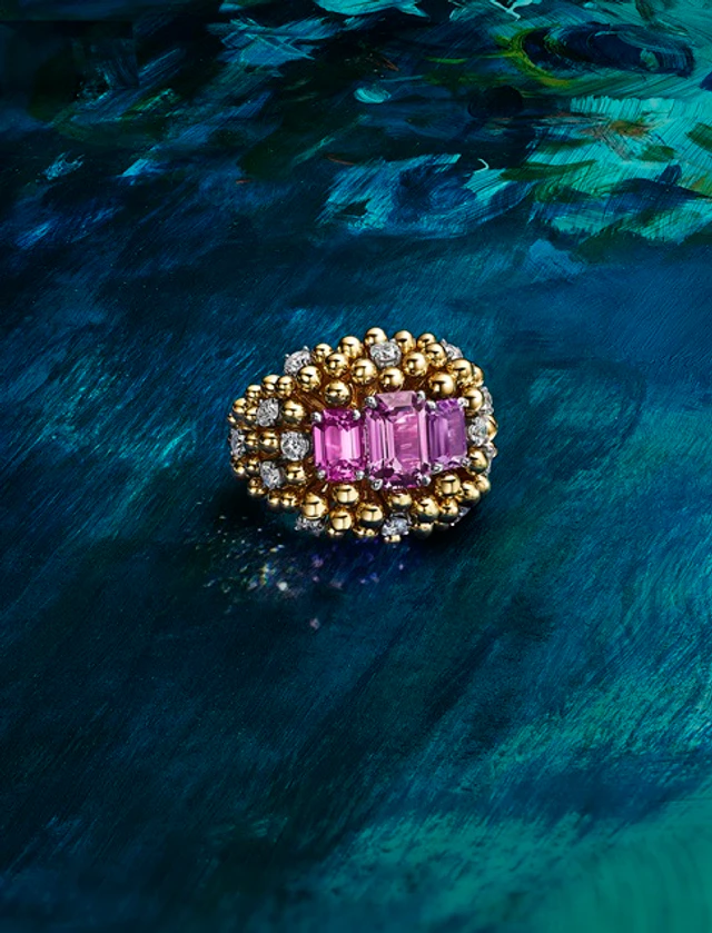 手元に咲き誇る宝石の庭園、ティファニーのハイジュエリーが魅せる生命の変容と再生