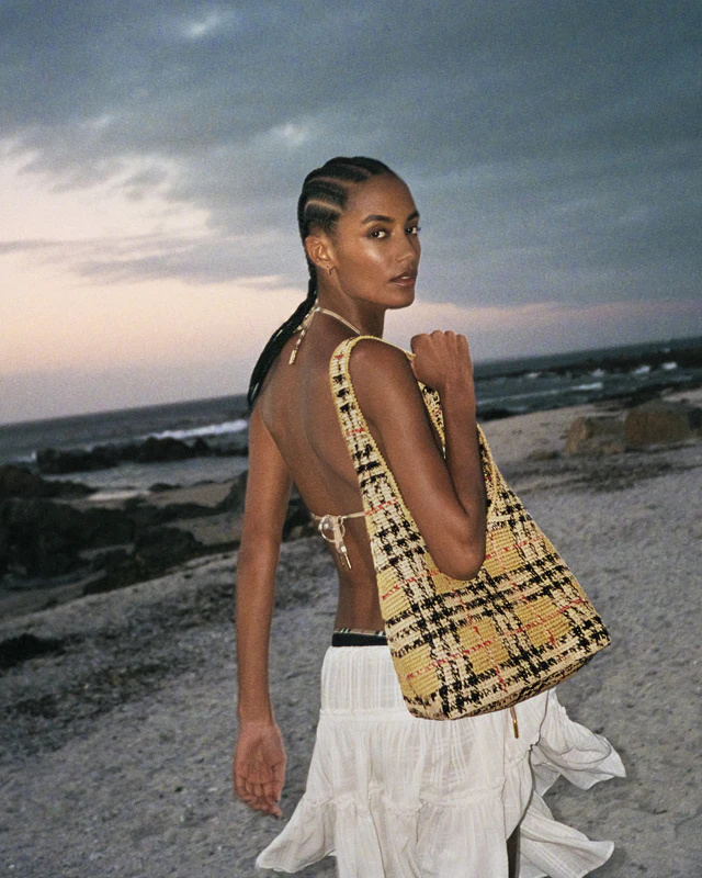 水辺の躍動と静寂が交差する、バーバリーの新作スイムウェアと洗練のサマーワードローブ