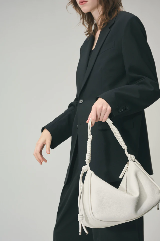 防水レザーと美しい光沢が彩る、objcts.ioエッセンシャル レザーワンショルダーの洗練