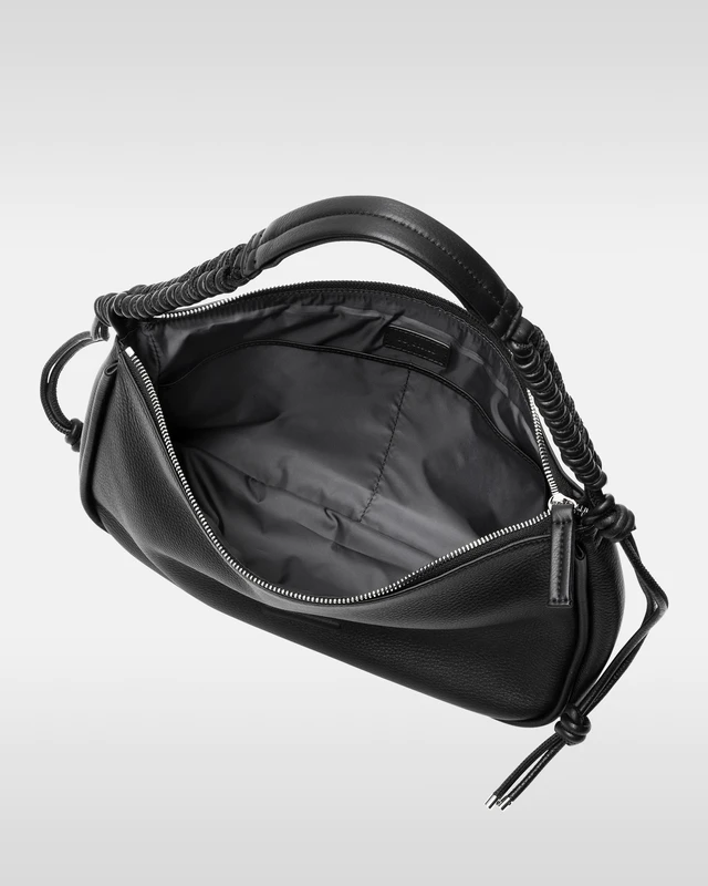 スネークノットの遊び心、objcts.ioエッセンシャル レザーワンショルダーで纏う静かな個性