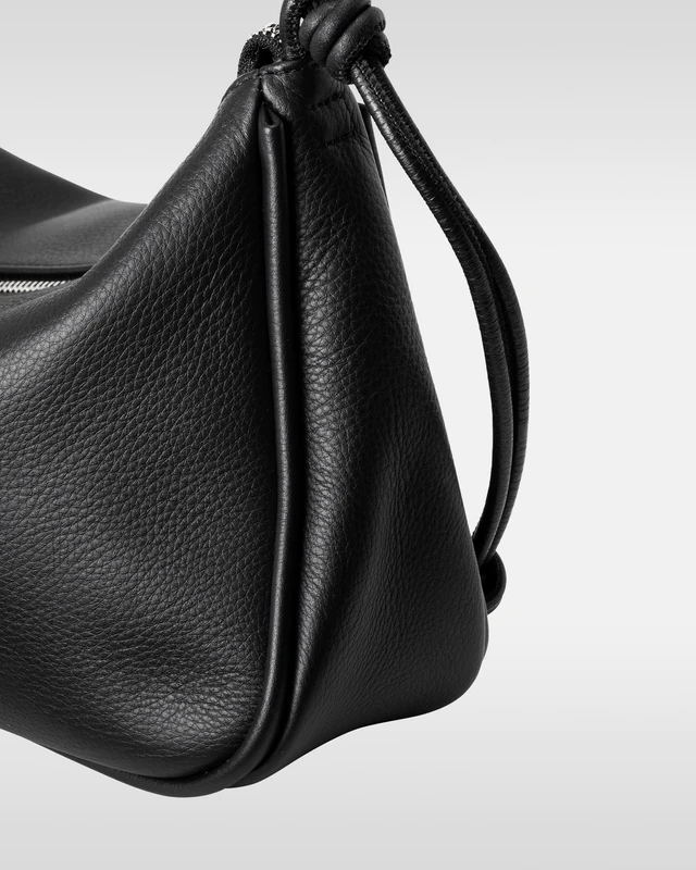 春の光に溶け込むハーフムーン、objcts.ioが放つ新作レザーワンショルダーの美学