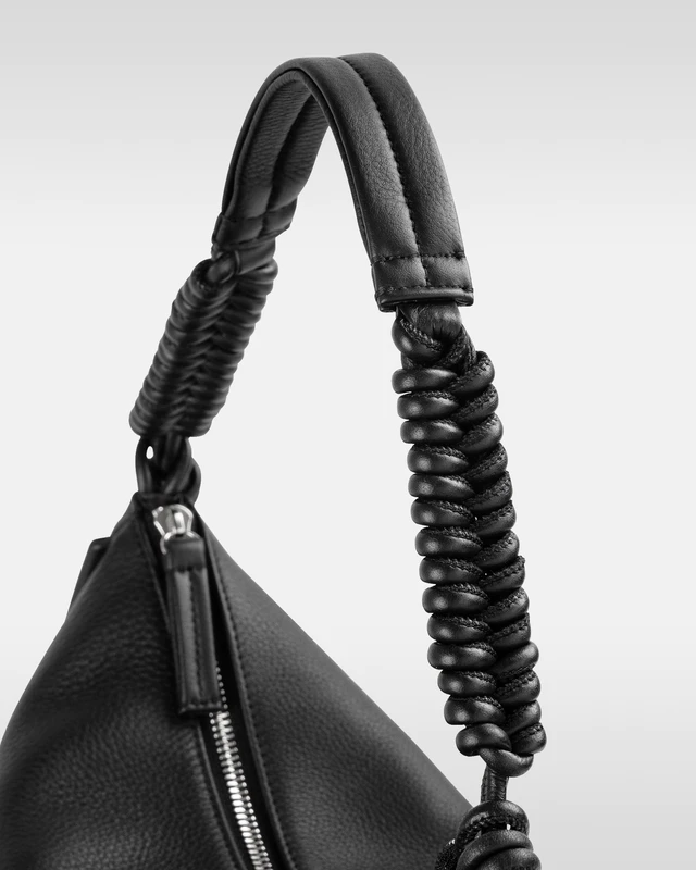 装いを格上げする理想的なフォルム。objcts.ioの新作バッグと過ごす洗練された休日