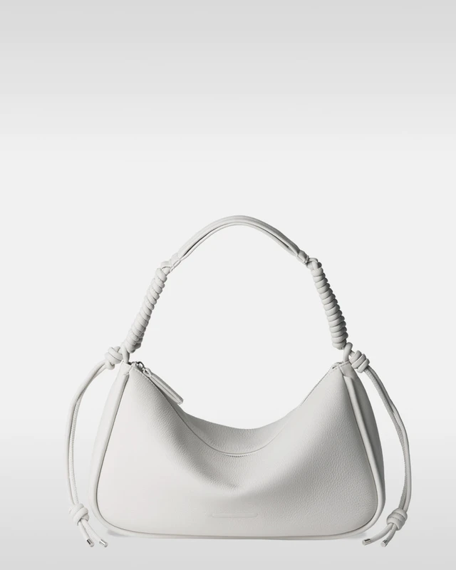 計算された「たわみ」の美。objcts.ioエッセンシャル レザーワンショルダーが魅せる真髄