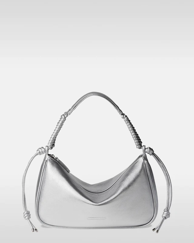 シルバーの箔押しが導くモードな輝き、日常をアップデートするobjcts.ioの新作バッグ